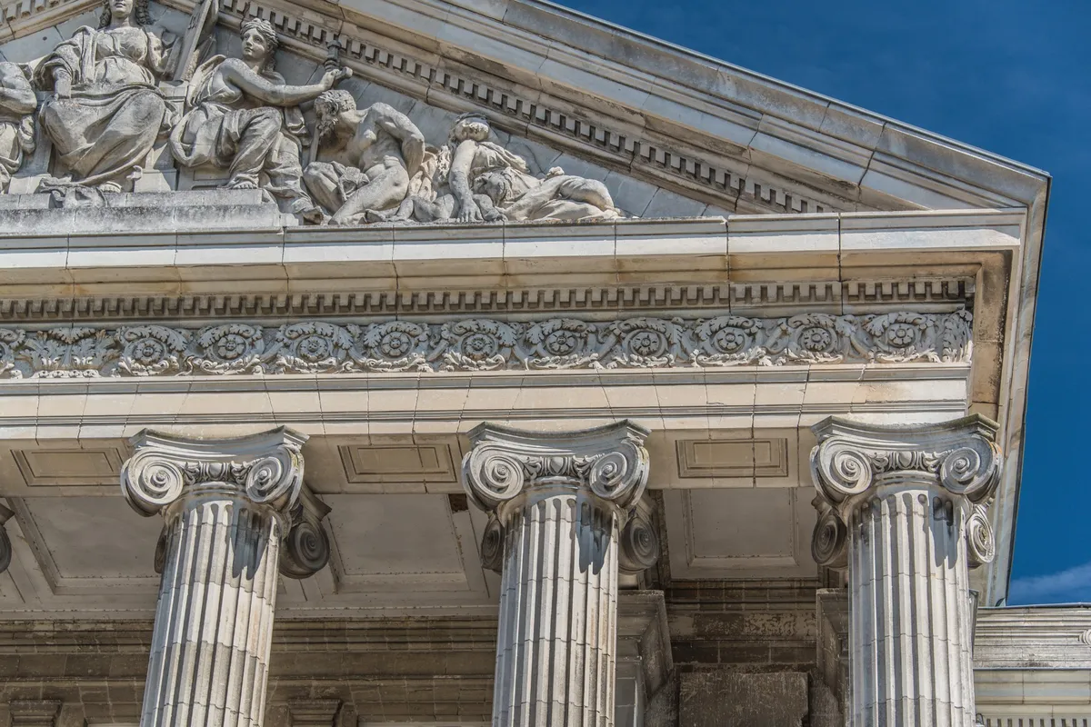 Détail architectural de la façade du Palais de Justice, représentant la solennité et l'autorité en matière de droit routier. ​​